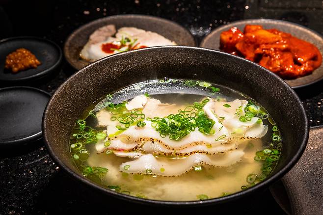 버크셔K 흑돼지를 사용하는 ‘진돼지곰탕’의 돼지곰탕. /이건송 영상미디어 기자