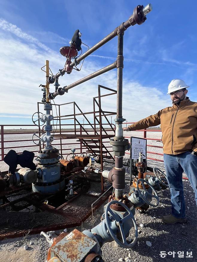 지난해 12월 19일(현지 시간) 방문한 미국 오클라호마주 우드퍼드 셰일가스전의 모습. 파이프를 만져 보면 온기가 느껴지고 땅에서 솟구쳐 오르는 가스 소리도 들렸다. SK이노베이션 E&S가 미 대형 에너지기업 콘티넨털리소시스와 공동 운영하고 있다. 우드퍼드=임우선 특파원 imsun@donga.com