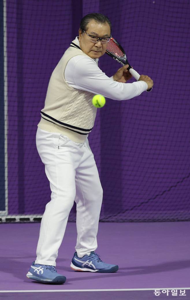 김문일 현우서비스 대표가 서울 구로구 고척동 귀뚜라미그린테니스코트에서 테니스를 치고 있다. 중학교 1학년 때 테니스에 입문한 그는 평생 라켓을 놓지 않고 여든이 가까운 나이에도 주 3회 이상 테니스를 즐기고 있다. 변영욱 기자 cut@donga.com