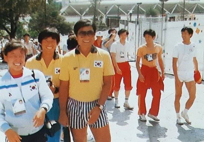 김문일 대표(앞줄 왼쪽에서 세 번째)가 테니스국가대표팀 감독으로 1984년 로스앤젤레스 올림픽에 참가했을 때 모습. 당시엔 테니스가 시범종목으로 열렸다. 앞줄 왼쪽이 이수산나, 앞줄 가운데가 노갑택. 김문일 대표 제공.