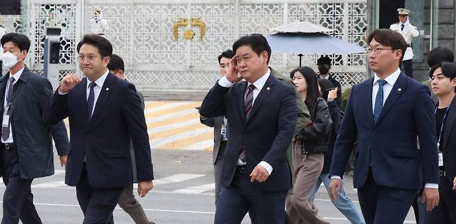 더불어민주당 전용기(왼쪽) 의원이 지난해 11월 1일 오후 서울 용산구 대통령 집무실 앞에서 국회 운영위원회 국정감사 불출석 증인 동행명령장을 전달하기 전 기자회견을 위해 이동하고 있다. /사진=뉴시스화상