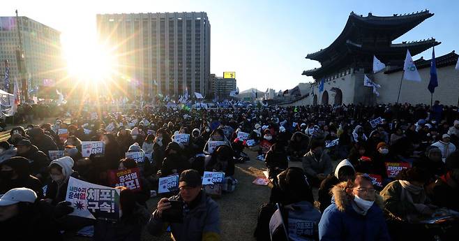 범시민총궐기대회가 열린 11일 오후 서울 종로구 광화문 동십자각 일대에 시민들이 모여 구호를 외치고 있다. 김영원 기자 forever@hani.co.kr