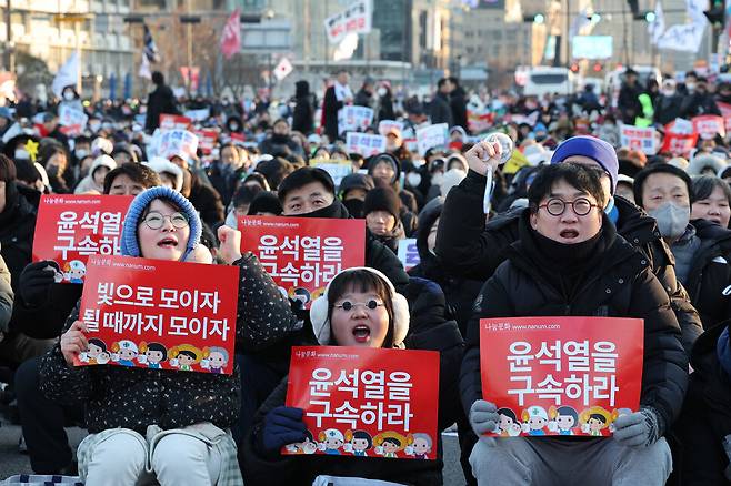 범시민총궐기대회가 열린 11일 오후 서울 종로구 광화문 동십자각 일대에 시민들이 모여 구호를 외치고 있다. 김영원 기자 forever@hani.co.kr