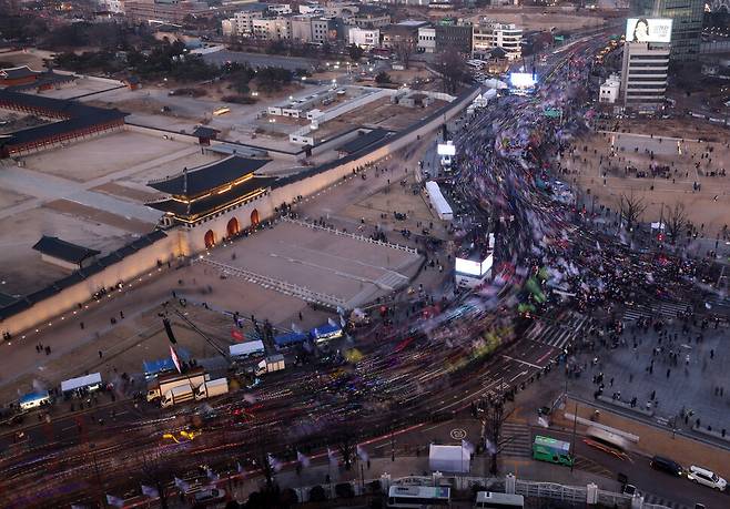 범시민총궐기대회가 열린 11일 저녁 시민들이 서울 종로구 광화문 동십자각 일대에서 명동 방향으로 행진하고 있다. 김영원 기자 forever@hani.co.kr