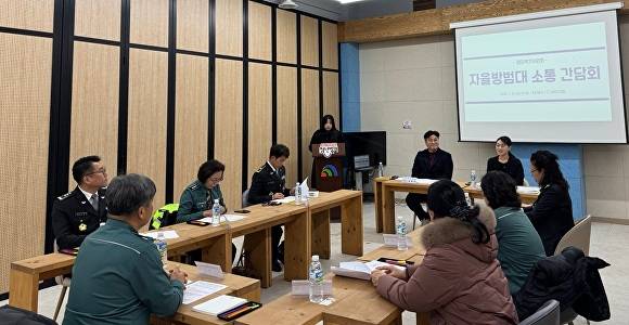 유승연 대전 대덕구의회 행정복지위원장이 이준규 의원과 함께 10일 대덕구청 청년벙커에서 대덕구 자율방범 연합대와 간담회를 개최했다.[사진=대덕구의회]