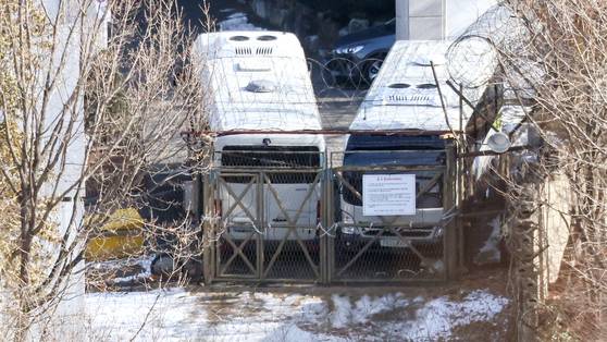 내란수괴 혐의를 받는 윤석열 대통령에 대한 체포영장이 재발부된 가운데 9일 오후 서울 용산구 한남동 대통령 관저 외곽 철책문에 차벽이 설치돼 있다. 김현동 기자