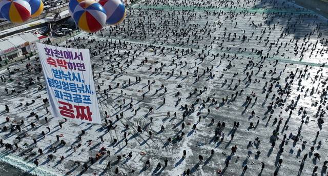 ▲ 2025 얼음나라 화천산천어축제 개막일인 11일, 축제장을 찾은 관광객들이 얼음판을 가득 메우고 있다.
