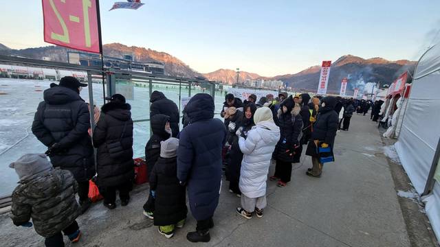 ▲ 2025 얼음나라 화천산천어축제 개막일인 11일 이른 아침부터 수많은 관광객들이 얼음낚시터 입장을 기다리고 있다.
