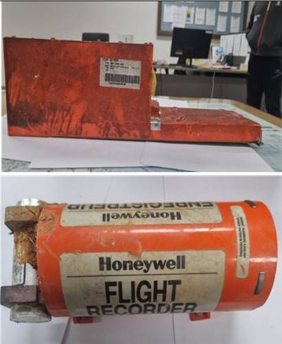 ▲ 지난 1월 1일 무안국제공항 제주항공 사고 여객기에서 수거한 비행기록장치(FDR)로 원통형 부품은 데이터 보관 유닛. 국토교통부 제공