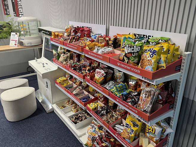 개발자가 많은 IT 플랫폼 기업 번개장터의 탕비실은 마치 편의점을 옮겨놓은 듯 풍요로움을 자랑한다. 번개장터 제공