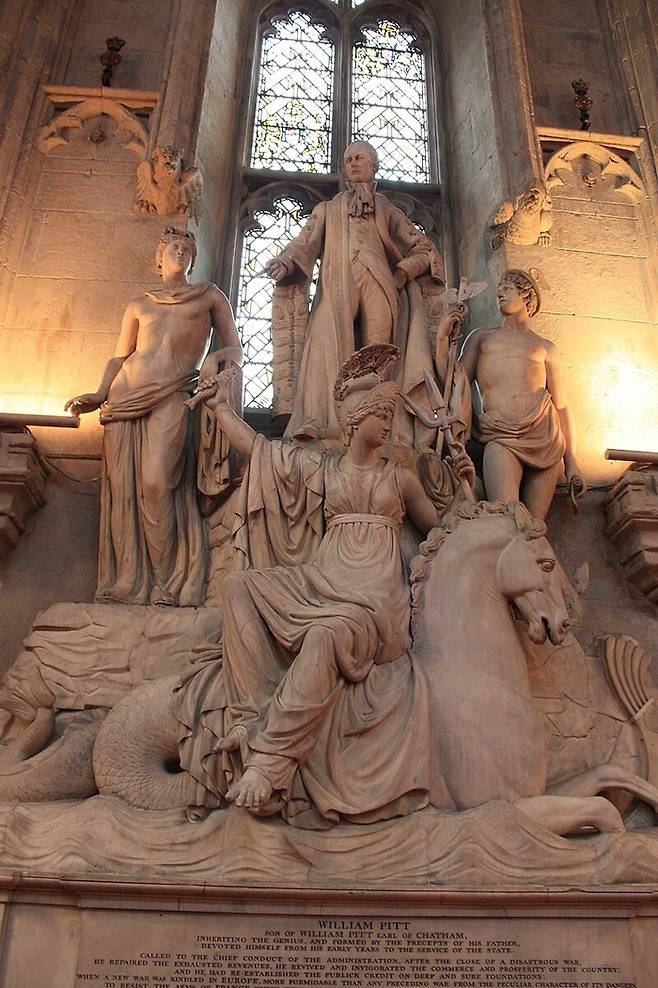 “나는 죽었으나 길이 기억될 것이다.” 영국 런던 길드홀에 있는 윌리엄 피트 기념상. 건너편에는 그의 아버지 상도 세워져 있다. [사진출처=Stephencdickson]