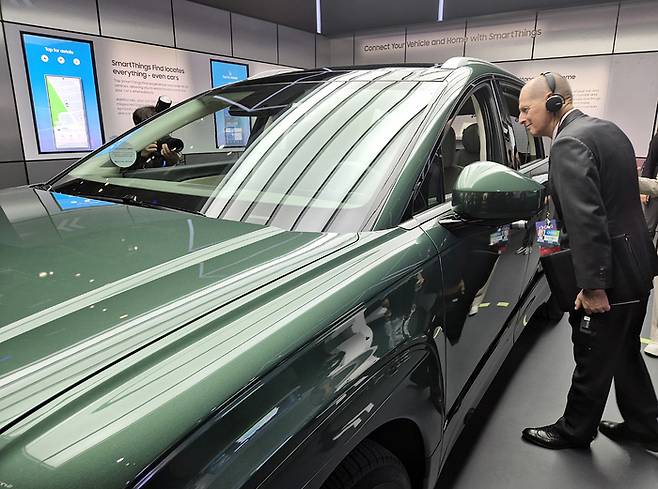 게리 샤피로 CTA 회장이 CES 2025 개막을 하루 앞둔 6일(현지시간) 미국 네바다주 라스베이거스 컨벤션센터(LVCC) 삼성전자 부스를 둘러보고 있다. [사진 = 연합뉴스]