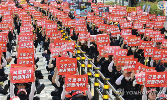 지난해 9월 19일 생활형숙박시설 관계자들이 세종시 정부세종청사 국토교통부앞에서 ‘이행강제금 부과 예정’을 규탄하는 집회를 열고 있다. [사진 = 연합뉴스]