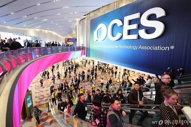 세계 최대 IT(정보기술)·가전 전시회 'CES 2025' 폐막을 하루 앞둔 9일(현지시간) 미국 네바다주 라스베이거스 컨벤션센터(LVCC)에서 관람객들이 전시장을 오가고 있다./사진=뉴스1