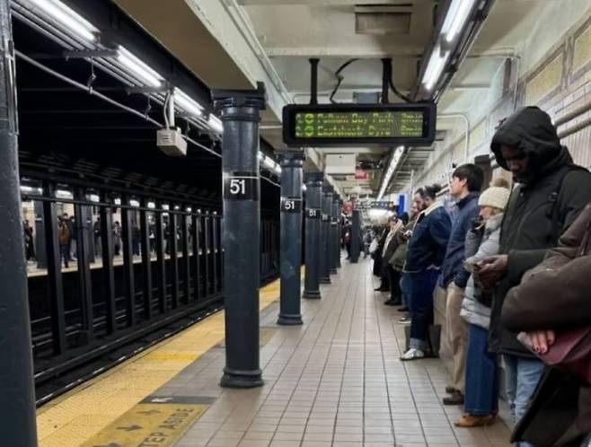 미국 뉴욕 한 지하철 역사 승강장에서 '서브웨이 푸싱' 범죄로 불안한 시민들이 등을 벽에 기댄 채 열차를 기다리고 있다. /SNS 갈무리