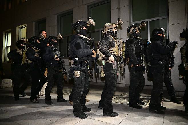 윤석열 대통령이 3일 밤 긴급성명을 통해 비상계엄을 선포한 가운데 4일 새벽 서울 영등포구 여의도 국회 본청 앞을 계엄군들이 가로막고 있다.  이상섭 기자