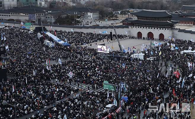 [서울=뉴시스] 김명년 기자 = 28일 오후 서울 종로구 광화문 동십자각 일대에서 ‘윤석열 즉각 퇴진! 사회대개혁! 4차 범시민 대행진’ 집회가 열리고 있다. 2024.12.28. kmn@newsis.com