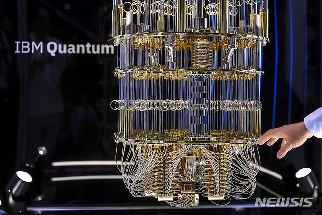 [고양=뉴시스] 정병혁 기자 = 25일 경기 고양시 킨텍스에서 열린 2024 퀀텀코리아에서 관계자가 IBM의 양자컴퓨터 '퀀텀'에 대해 설명하고 있다. 2024.06.25. jhope@newsis.com