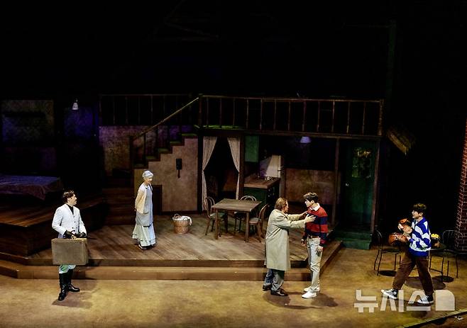 [서울=뉴시스] 연극 '세일즈맨의 죽음'. (사진=쇼앤텔플레이, T2N 미디어 제공)  photo@newsis.com *재판매 및 DB 금지