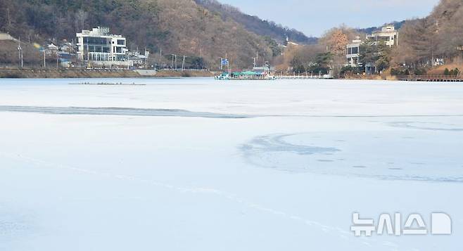 [청주=뉴시스] 서주영 기자 = 11일 충북 청주시의 명암저수지가 추위에 얼어붙어있다. 2025.01.11. juyeong@newsis.com