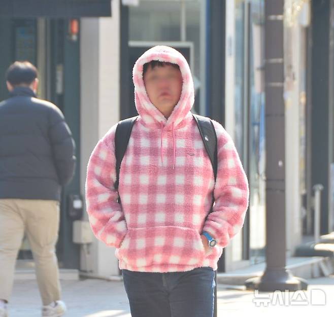 [청주=뉴시스] 서주영 기자 = 11일 충북 청주시 성안길에서 주말을 즐기러 나온 시민이 길을 걷고 있다. 2025.01.11. juyeong@newsis.com