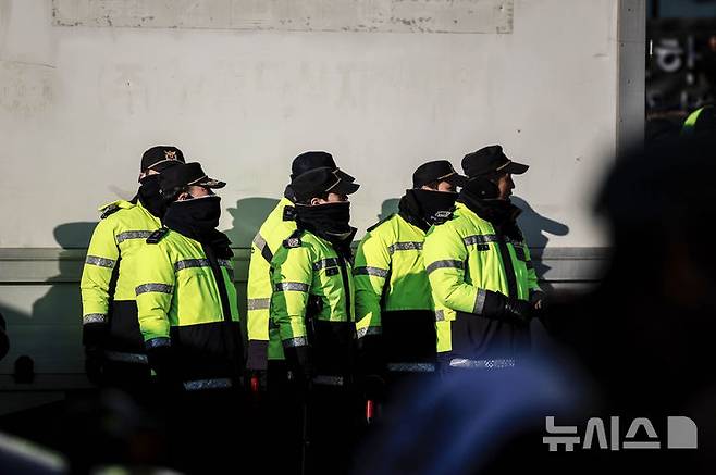 [서울=뉴시스] 정병혁 기자 = 윤석열 대통령에 대한 체포영장 집행이 불발된 뒤 대통령경호처가 관저를 '요새화'한 가운데 경찰이 2차 집행 때는 인력 1500여명 투입을 검토하고 있다. 사진은 전날 서울 용산구 대통령 관저에 경찰이 배치돼 있는 모습. 2025.01.10. jhope@newsis.com