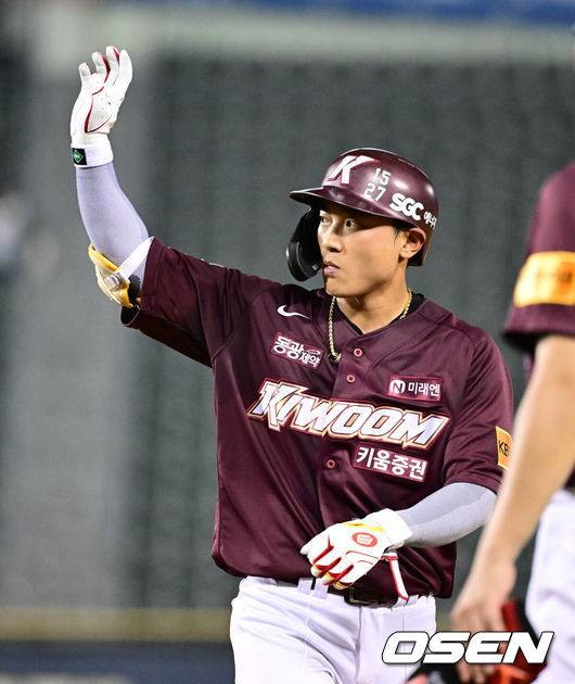 [OSEN=잠실, 지형준 기자] 11일 오후 서울 잠실야구장에서 2024 신한 SOL뱅크 KBO리그 LG 트윈스와 키움 히어로즈의 경기가 열렸다.이날 LG는 최원태, 키움은 하영민을 선발로 내세웠다.7회초 무사에서 키움 김태진이 중전 안타를 날리며 기뻐하고 있다. 2024.09.11 /