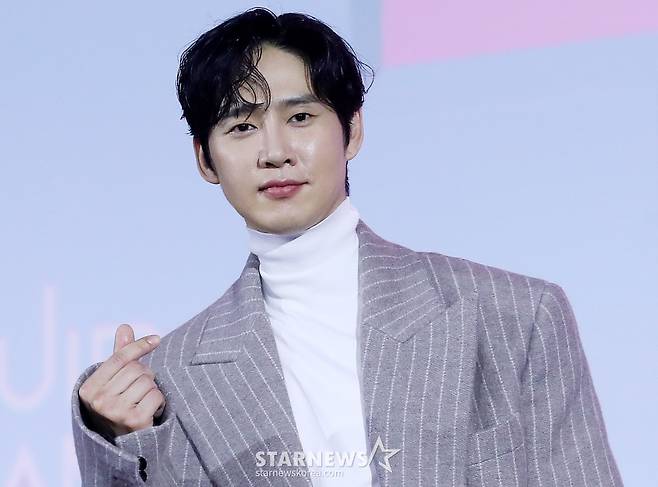 배우 박성훈이 9일 오전 서울 중구 동대문디자인플라자에서 진행된 넷플릭스 시리즈 '오징어 게임 시즌2' 제작발표회에 참석해 포즈를 취하고 있다.  '오징어 게임 시즌2'는 복수를 다짐하고 다시 돌아와 게임에 참가하는 '기훈'(이정재)과 그를 맞이하는 '프론트맨'(이병헌)의 치열한 대결, 그리고 다시 시작되는 진짜 게임을 담은 이야기다. 오는 26일 공개. 2024.12.9 /사진=김창현 chmt@