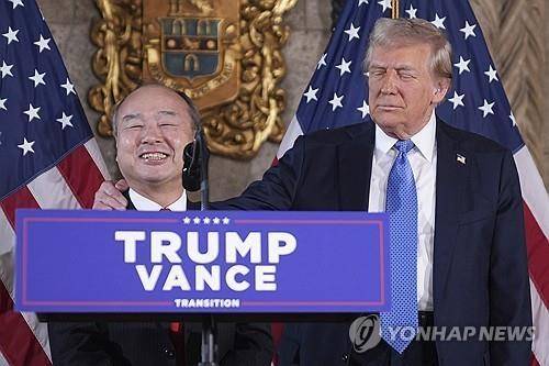 지난달 16일 트럼프 당선인 옆에서 투자 계획 발표한 손정의(좌) [AP 연합뉴스 자료사진. 재판매 및 DB 금지]