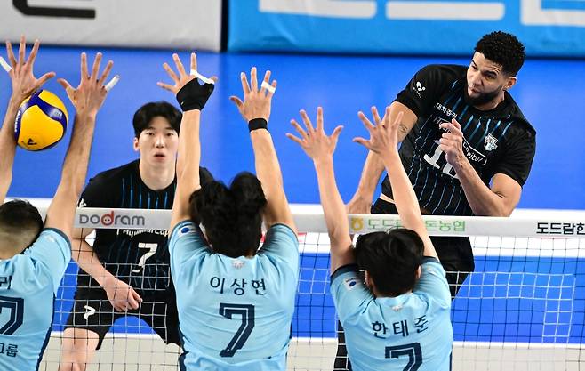 스파이크하는 현대캐피탈의 레오(맨 오른쪽) [한국배구연맹 제공. 재판매 및 DB 금지]
