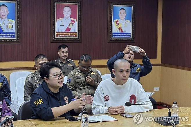 미얀마에서 구출된 중국 배우 왕싱(오른쪽) [AP 연합뉴스 자료사진. 재배포 및 판매 금지]