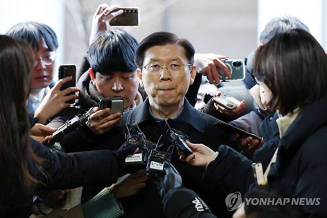 박종준 경호처장, 경찰 출석 (서울=연합뉴스) 임화영 기자 = 윤석열 대통령에 대한 고위공직자범죄수사처의 체포영장 집행을 저지한 박종준 대통령 경호처장이 10일 오전 서울 서대문구 국가수사본부로 출석하고 있다. 2025.1.10 [공동취재] hwayoung7@yna.co.kr