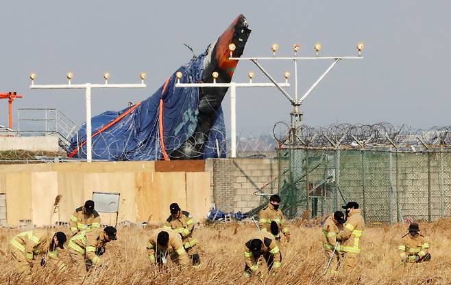 제주항공 참사 15일째인 12일 오후 전남 무안국제공항에서 소방대원들이 사고 현장 인근에서 수색 작업을 하고 있다.(사진=연합뉴스)