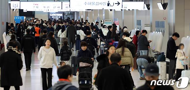 서울 강서구 김포공항에서 관광객들이 국내 여행을 떠나기 위해 비행기 탑승 수속을 하고 있다. /뉴스1 ⓒ News1 김명섭 기자