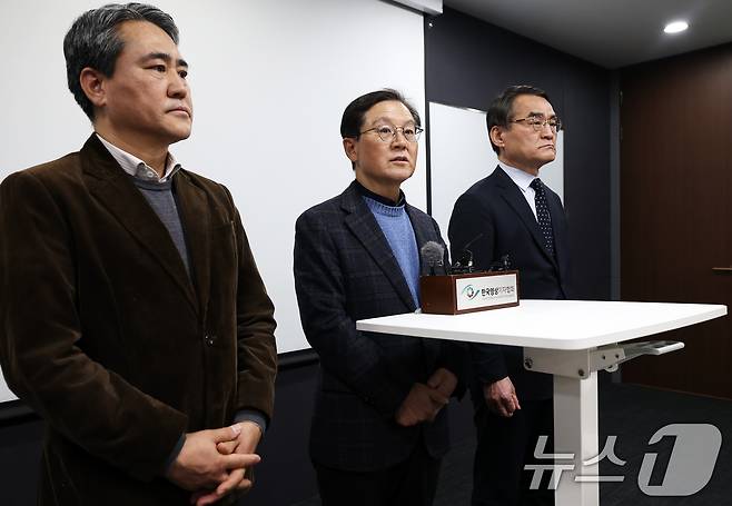 윤석열 대통령의 탄핵심판 법률대리인인 윤갑근 변호사가 8일 오후 서울 서초구 한국컨퍼런스센터에서에서 열린 기자간담회에서 발언하고 있다. 2025.1.8/뉴스1 ⓒ News1 오대일 기자