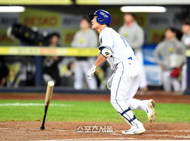 삼성 이성규가 대구삼성라이온즈파크에서 열린 KIA와 2024 KBO 한국시리즈 3차전에서 솔로포를 때리고 있다. 대구 | 박진업 기자 upandup@sportsseoul.com