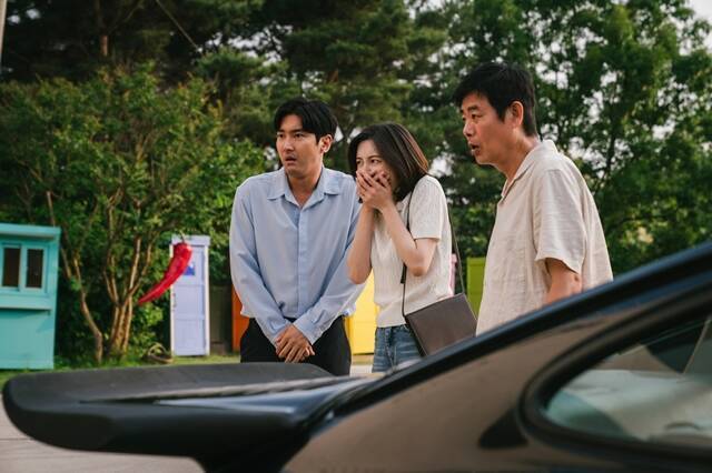 박지현(가운데)은 '동화지만 청불입니다'로 데뷔 첫 코미디 연기에 도전한다. /㈜미디어캔