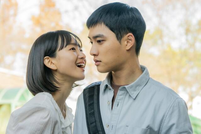 원진아(왼쪽)와 도경수의 '말할 수 없는 비밀'은 2008년 개봉해 판타지 로맨스 신드롬을 일으켰던 동명의 대만 영화를 원작으로 한다. /플러스엠 엔터테인먼트