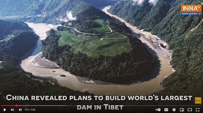 1월8일 중국이 티베트 얄룽창포강에 세계 최대 수력발전댐을 건설한다는 소식을 전한 인도 인디아TV의 화면. /인디아TV 캡처