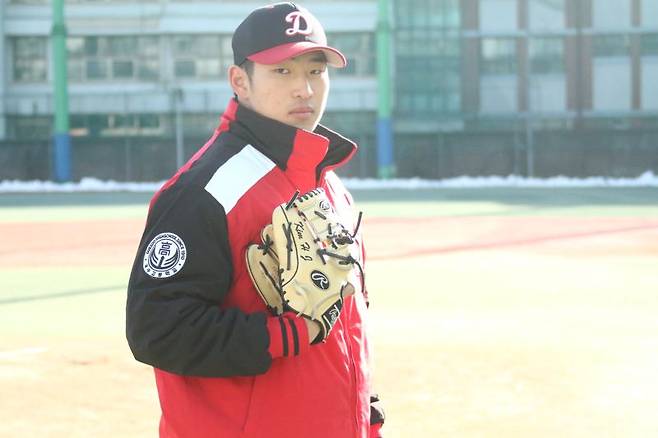 덕수고 좌완 김화중이 포즈를 취하고 있다. 사진=전상일 기자