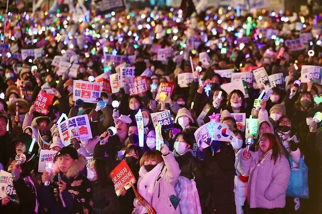 범시민총궐기대회가 열린 1월 11일 저녁 시민들이 서울 종로구 광화문 동십자각 일대에서 명동 방향으로 행진하고 있다. 김영원 기자 forever@hani.co.kr