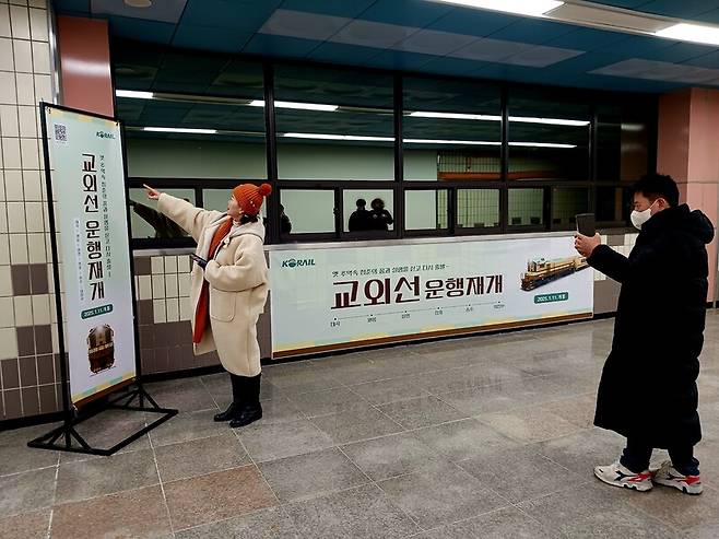 경기 고양시 덕양구 화정동에서 교외선 열차를 타러 온 이순희(왼쪽)씨와 권오건씨가 12일 대곡역에서 기차를 기다리며 기념사진을 찍고 있다. 이준희 기자