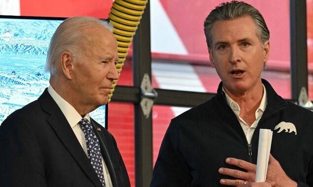 개빈 뉴섬 미국 캘리포니아 주지사(오른쪽)가 8일(현지시각) 캘리포니아를 방문한 조 바이든 대통령에게 산불 상황 등에 대해 이야기하고 있다. AFP 연합뉴스