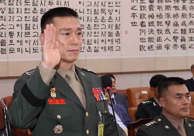 임성근 전 해병대 1사단장이 지난해 7월19일 국회 법제사법위원회에서 열린 ‘윤석열 대통령 탄핵소추안 발의 요청’ 국민동의 청원 관련 청문회에서 증인 선서를 하고 있다. 연합뉴스