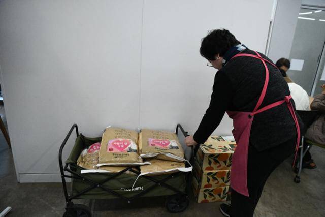 지난 7일 이영순 블라썸여좌사회적협동조합 이사장이 식당 앞으로 배달 온 쌀과 과일 등 후원물품을 살펴보고 있다. 창원= 박은경 기자