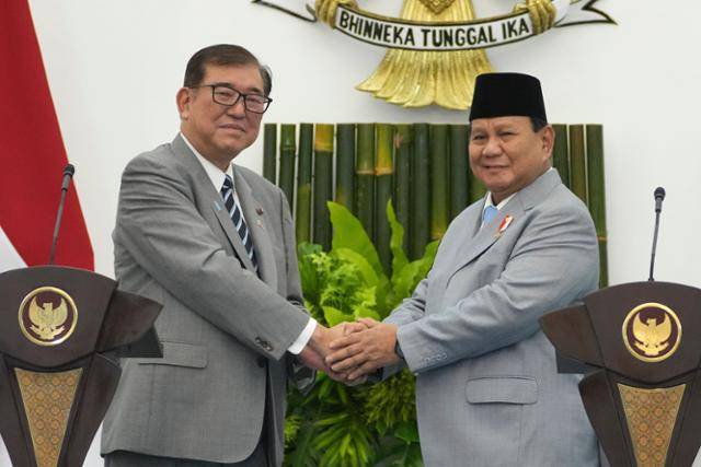 이시바 시게루(왼쪽) 일본 총리와 프라보워 수비안토 인도네시아 대통령이 11일 인도네시아 서자바주 보고르 대통령궁에서 열린 정상회담 관련 기자회견을 하며 악수하고 있다. 보고르=AP 연합뉴스