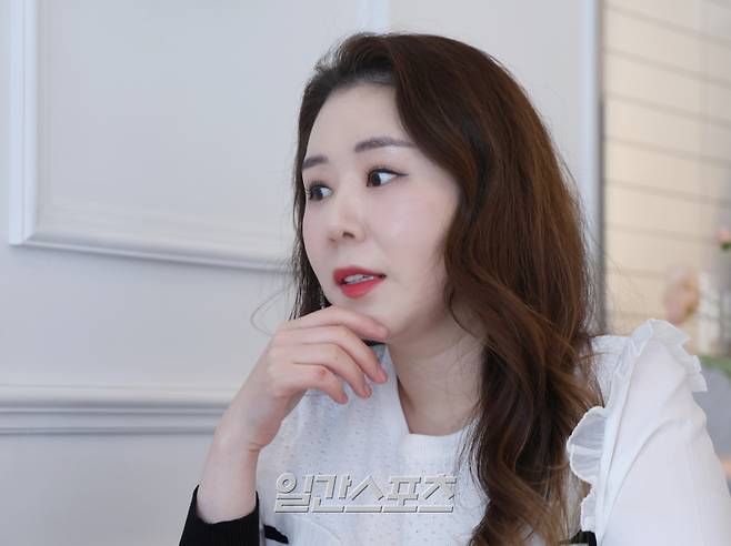 가수 겸 유튜버 오윤혜가 7일 오후 서울 마포구 서교동에서 진행된 일간스포츠와의 인터뷰에 앞서 포즈를 취하고 있다. 서병수 기자 qudtn@edaily.co.kr /2025.01.07/