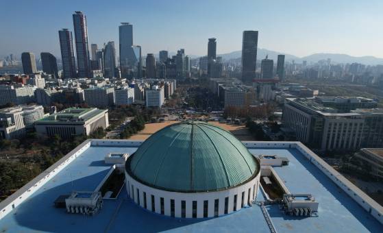 비상계엄 사태 이후 여론조사가 봇물 터지듯 나오고 있다. 정치권은 조사결과를 아전인수식으로 해석하며 정국 운영의 도구로 써 비판이 나온다. 사진은 국회모습. 연합뉴스