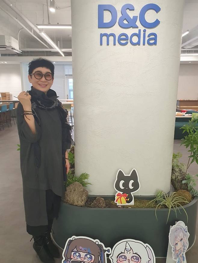 최원영 디앤씨미디어 대표가 올해 사업 계획을 밝힌 후 파이팅을 외치고 있다. 윤현주 기자