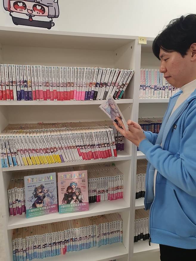 최혁수 대리가 편집한 도서를 검토하고 있다. 윤현주 기자